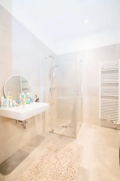 AB 01. JANUAR VERFÜGBAR I MODERNES WOHNEN IN ZENTRALER LAGE I STILVOLLE EINBAUKÜCHE I KPL8 – KOMFORT TRIFFT INTELLIGENTE TECHNIK I WALK-IN-DUSCHE I HAUSTIERFREUNDLICH I