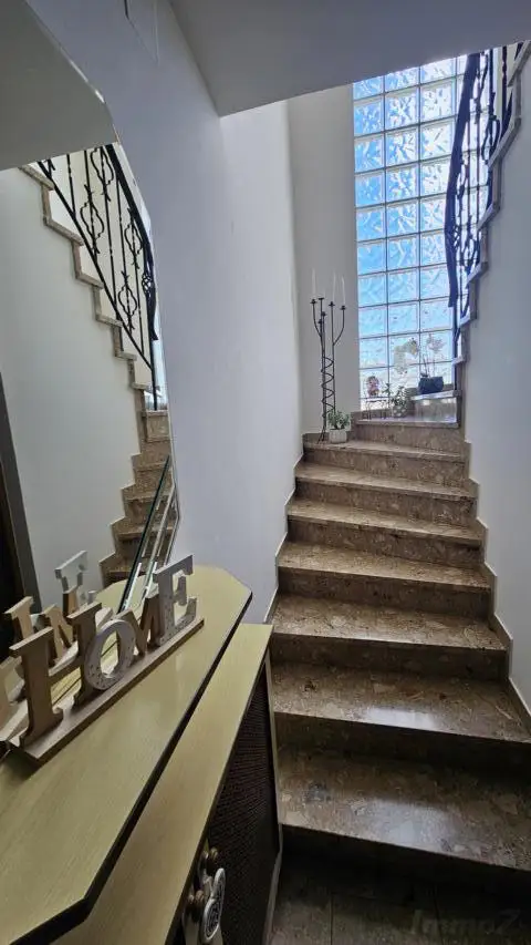 ** Geschmackvolles Zweifamilienwohnhaus - ca. 19ha LW-Fläche mit Wald ** unvergleichbarer Panoramablick auf Schloss Kapfenstein und das steirische Hügelland **