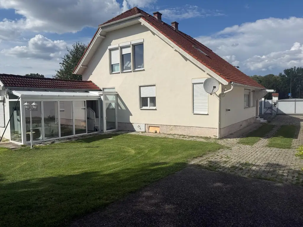 Villa mit Wintergarten und Nebengebäude