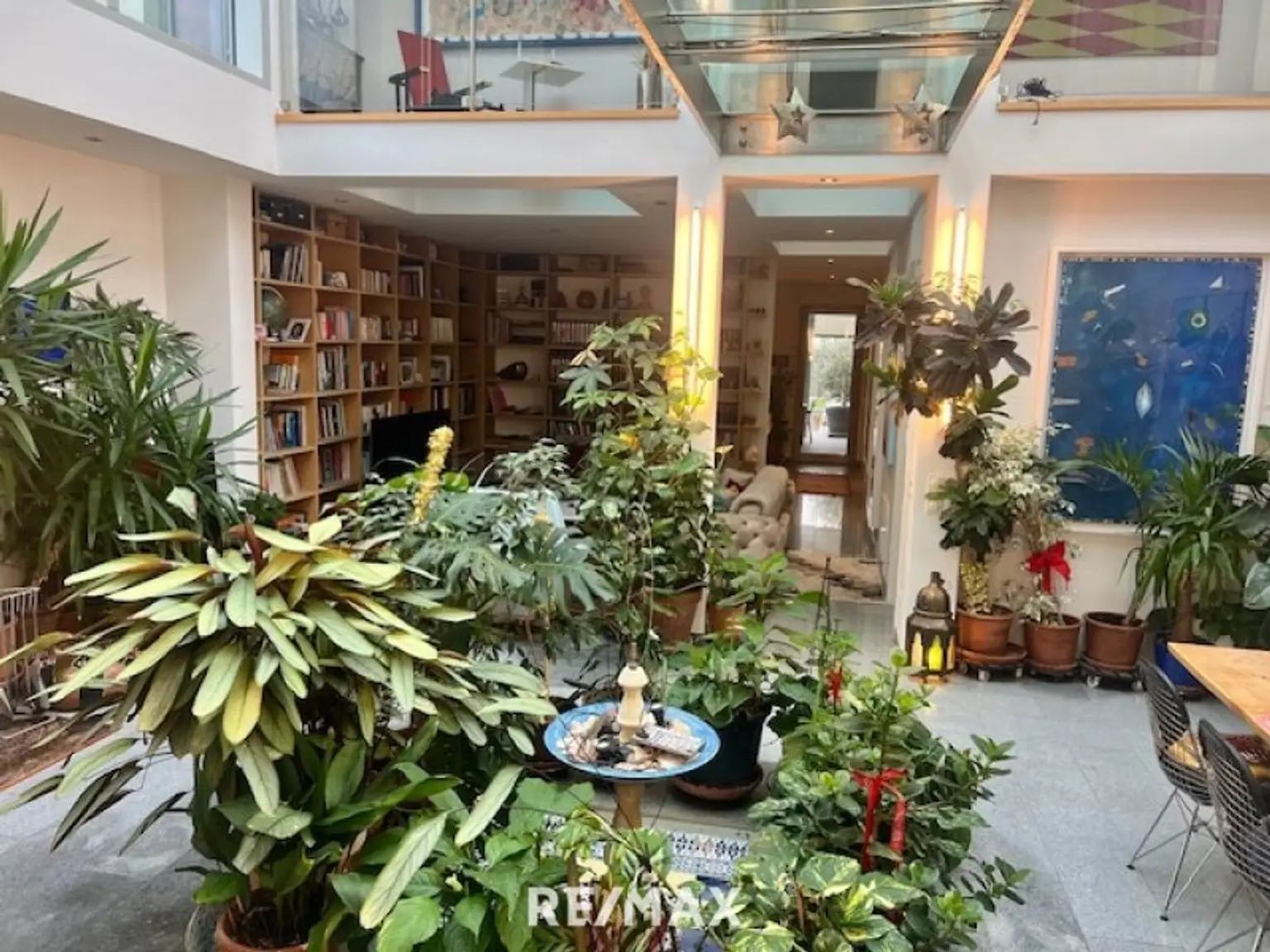 Essbereich mit Springbrunnen im Atrium