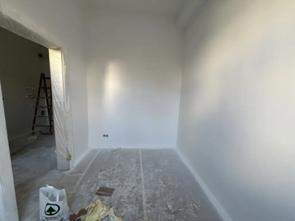 ERSTBEZUG NACH SANIERUNG: Ansprechende 6-Zimmer-Altbauwohnung mit Balkon, unweit von Kutschermarkt