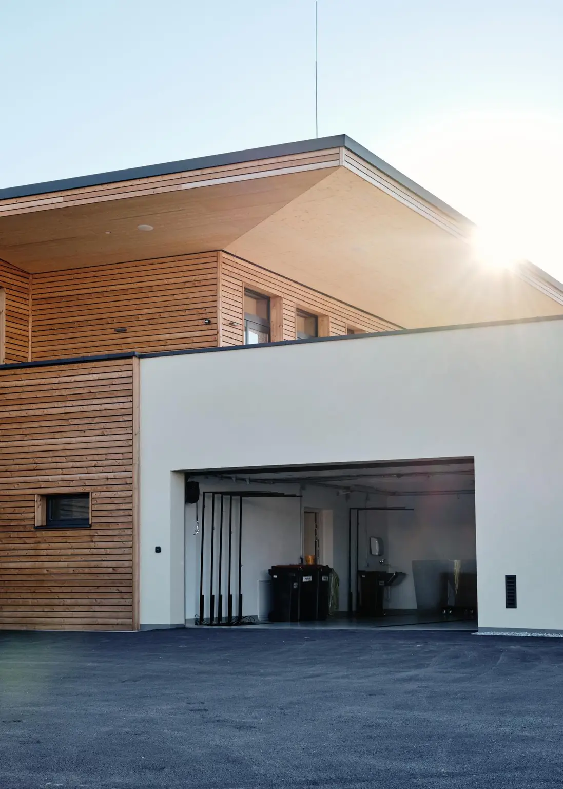 HI TECH BETRIEBSGEBÄUDE