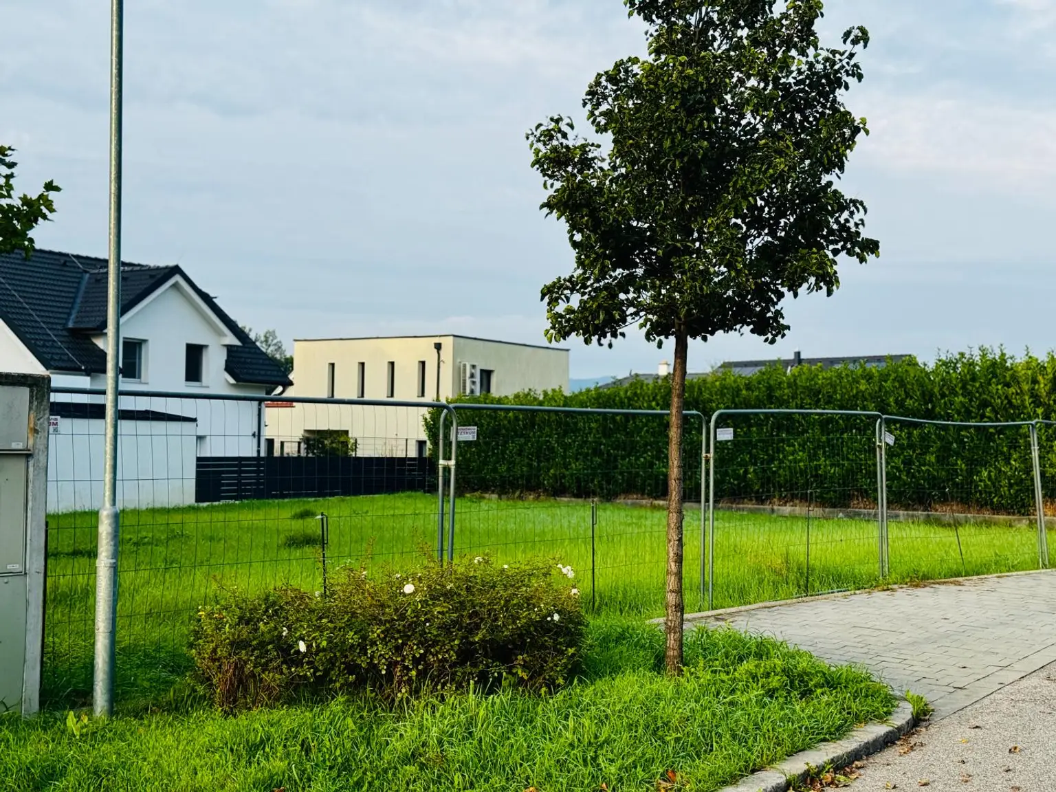 "Sonnige Westlage im Herzen von Biedermannsdorf: 800 m² Eckgrundstück!"
