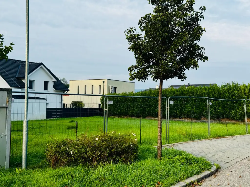 "Sonnige Westlage im Herzen von Biedermannsdorf: 800 m² Eckgrundstück!"