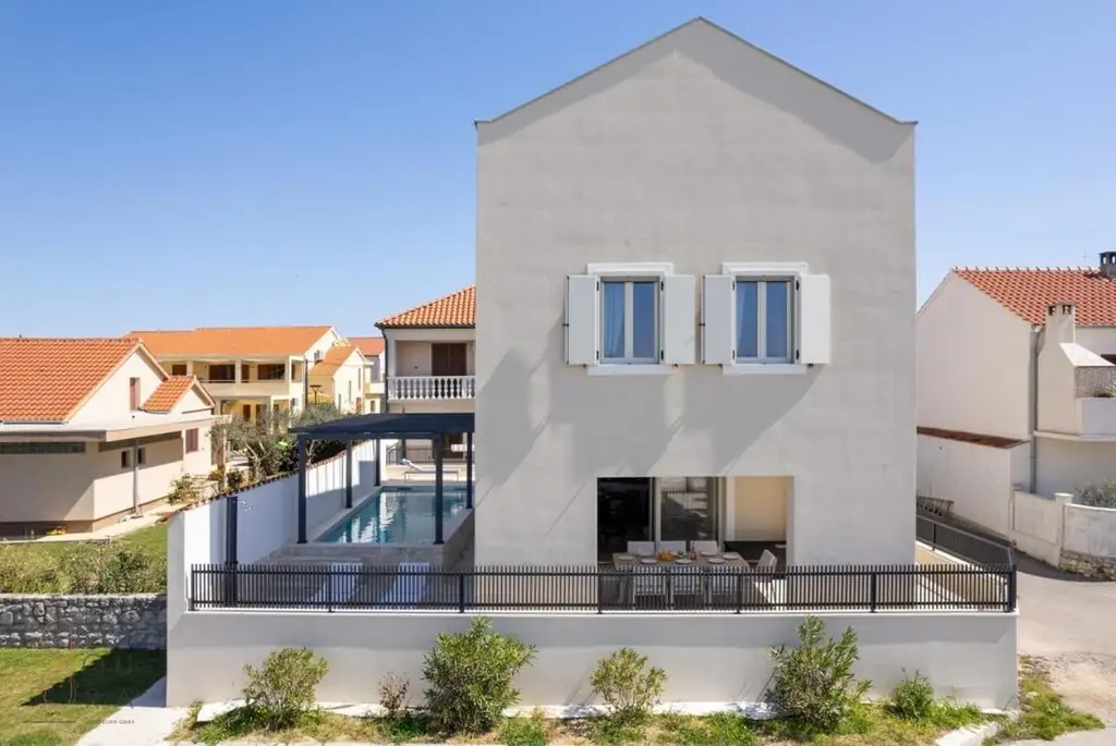 Prime Seafront Villa bei Zadar –Exklusivität am Meer mit Renditepotenzial