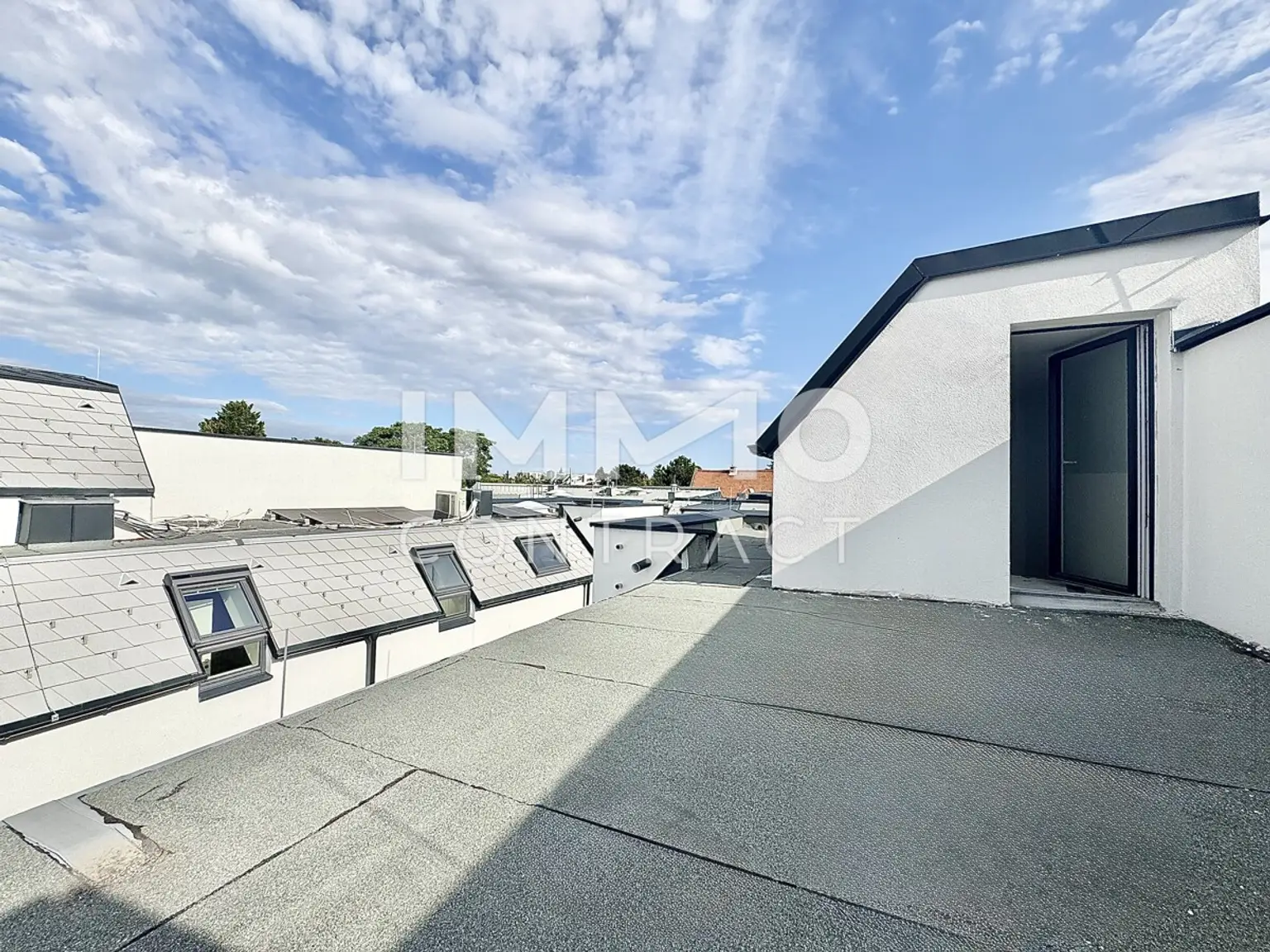 Wohnoase auf 3 Ebenen mit Dachterrasse, Balkon & kleinem Garten – provisionsfrei!