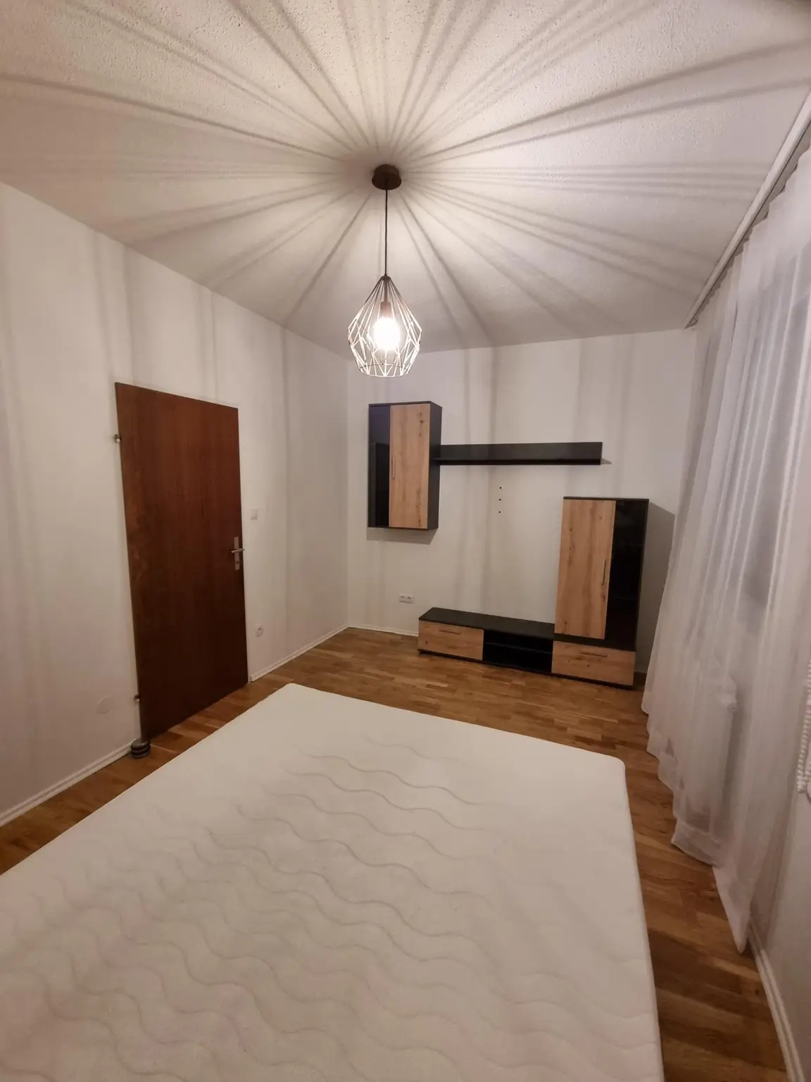 LIEBEVOLLER BUNGALOW MIT GEPFLEGTEM GARTEN IN TRAUMHAFTER RUHELAGE