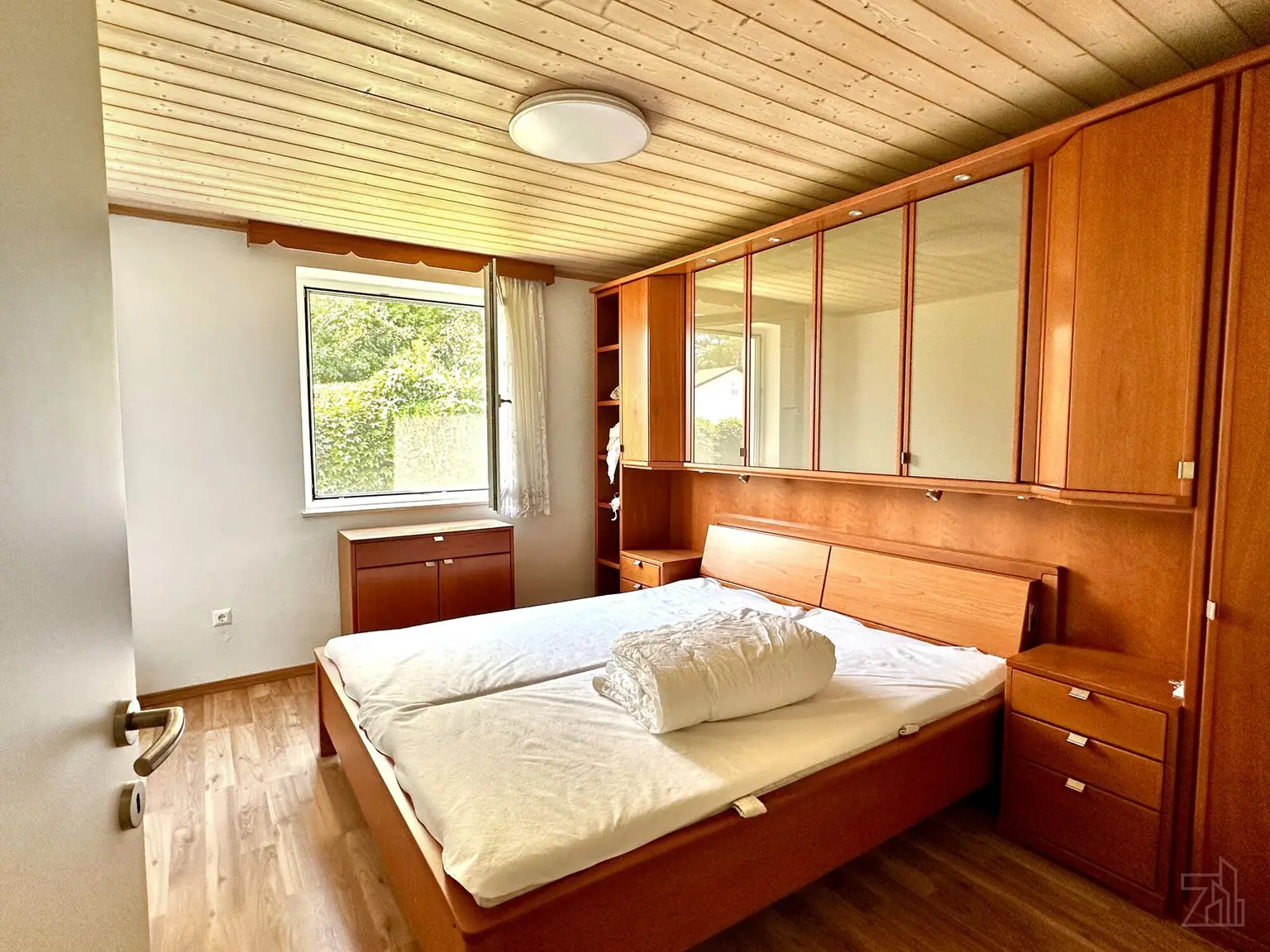 Charmanter Bungalow auf großzügigem Grundstück mit Seeblick