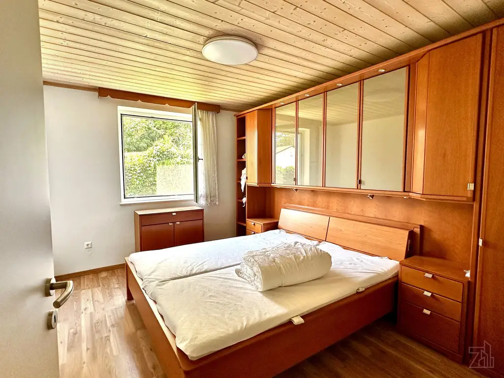 Charmanter Bungalow auf großzügigem Grundstück mit Seeblick