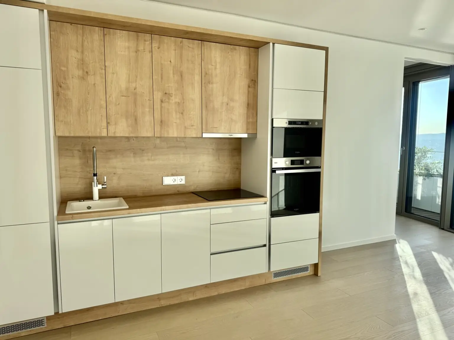 44. Etage: 2 Zimmerwohnung - High in the Sky! - Doorman, Gym, Pool UND den schönsten Ausblick auf Kahlenberg