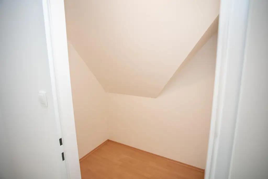 Neu adaptierte DG-Wohnung mit Terrasse und Tiefgarage