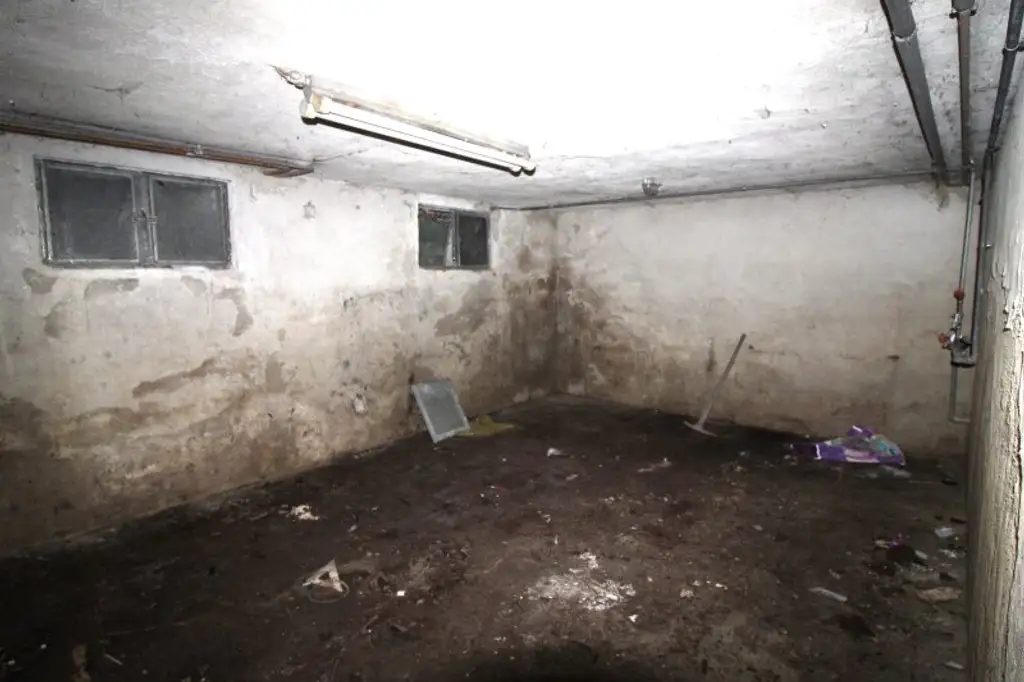 WAIDMANNSDORF  -  Sanierungsbedürftiges Haus in Aussichtslage!