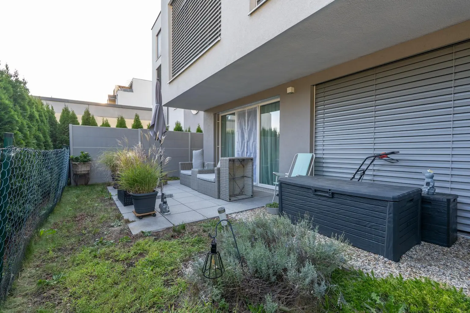 "Privatgarten trifft Citynähe – sofort einziehen!"