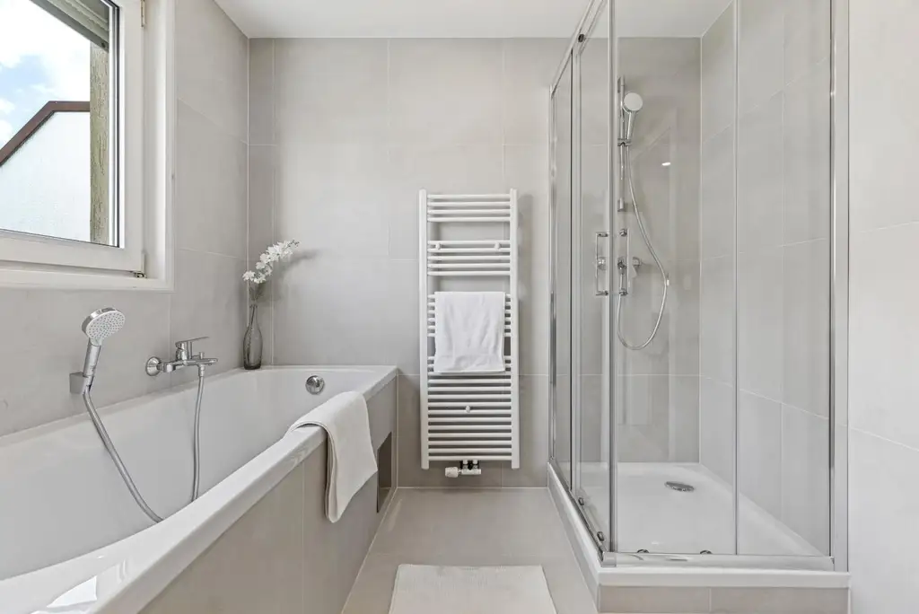 In Kürze frei. 3 Zimmer + Kabinett und 2 große Dachterrassen. Alles wie neu...!!!