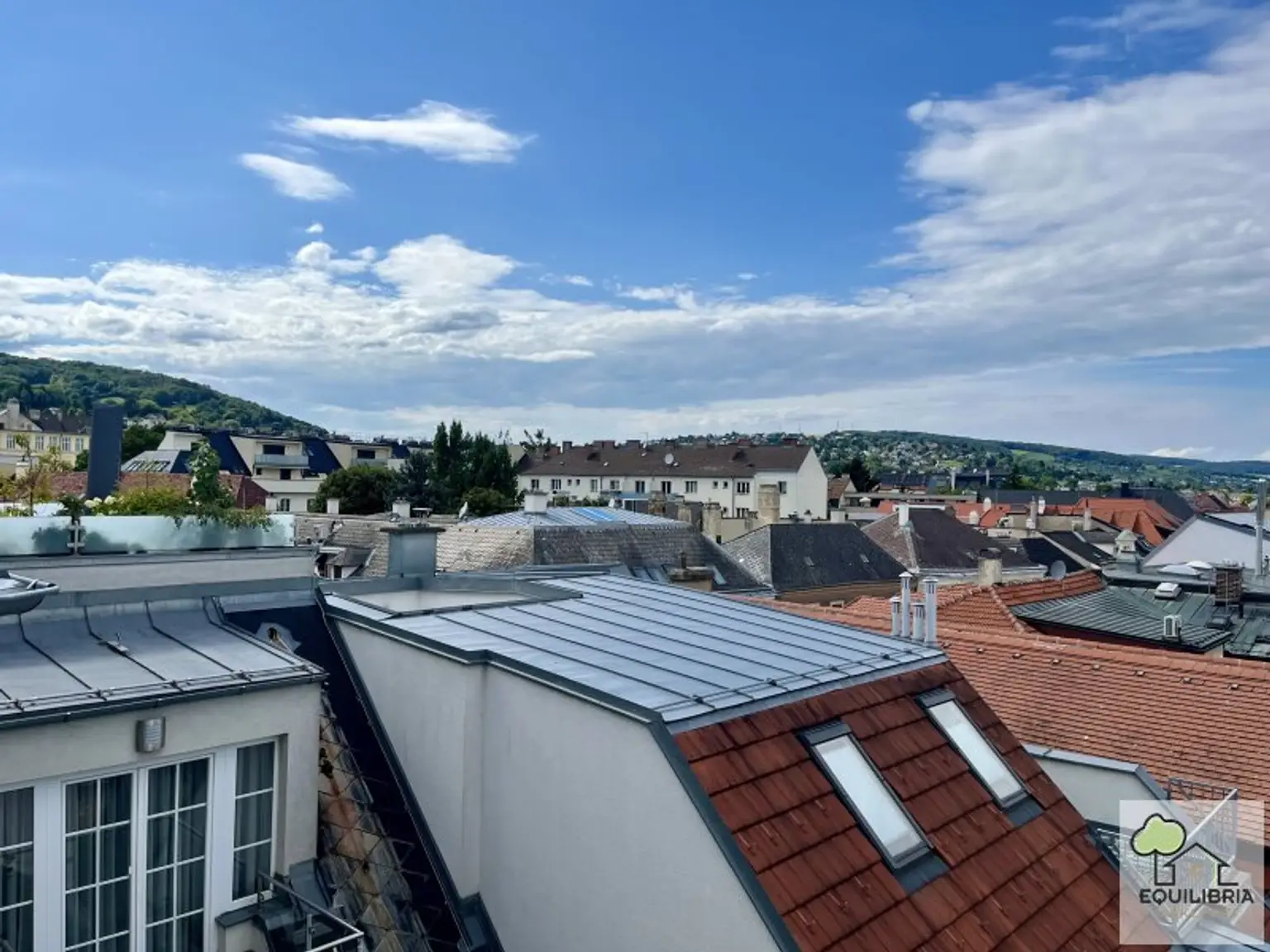 Traumhafte DG-Wohnung im Zentrum von Klosterneuburg -  57m2 große  Dachterrasse - Gekühlt  - Garage - Gartennutzung!
