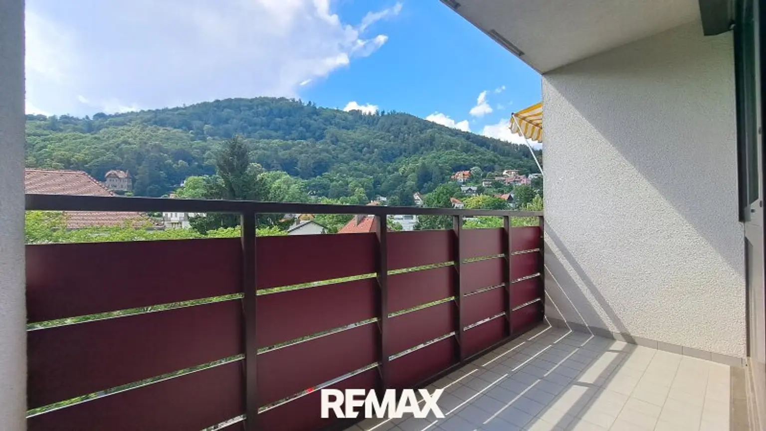 Großzügiger Balkon mit Blick ins Grüne