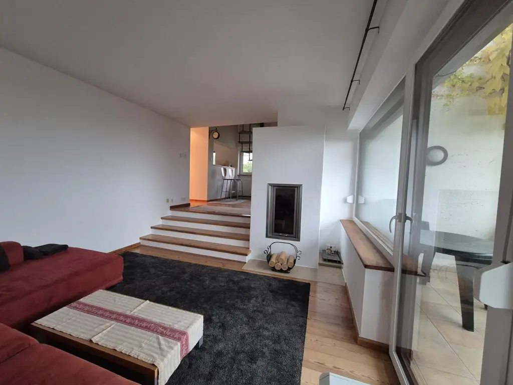 Außergewöhnliche 2,5 Zimmer Wohnung mit Seeblick