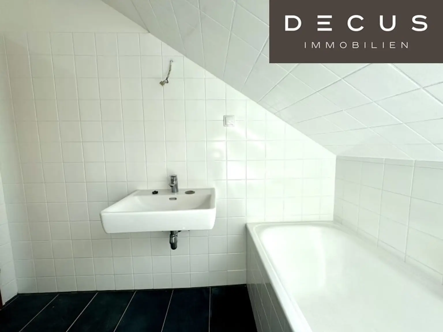 | CHARMANTE DACHGESCHOSSWOHNUNG | HELL & ZENTRAL | 4. OG | IDEAL FÜR SINGLES & STUDENTEN | TOP LAGE  | NÄHE UNI