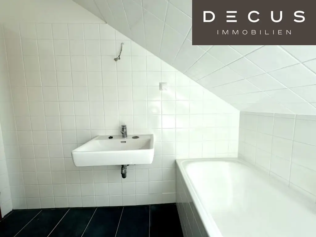 | CHARMANTE DACHGESCHOSSWOHNUNG | HELL & ZENTRAL | 4. OG | IDEAL FÜR SINGLES & STUDENTEN | TOP LAGE  | NÄHE UNI