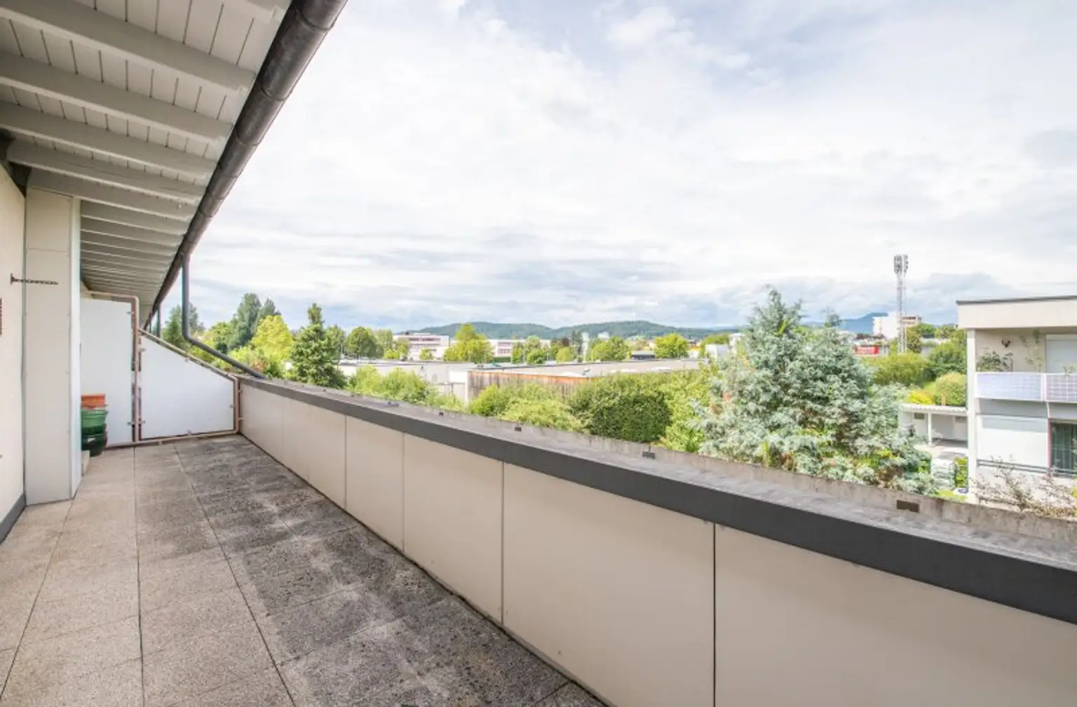 *** Wohnen in Waidmannsdorf *** Großzügige Vierzimmermaisonettewohnung mit Vorgarten & 3 Terrassen