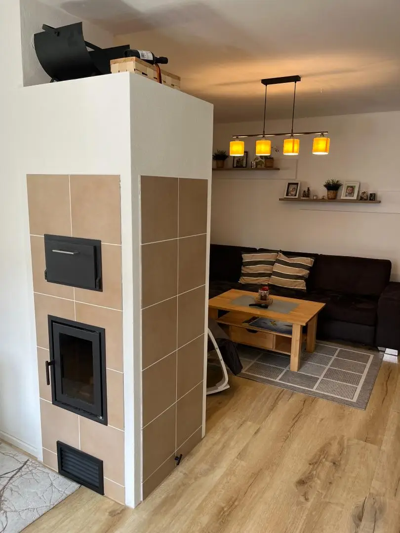 stylischer Kachelofen im OG