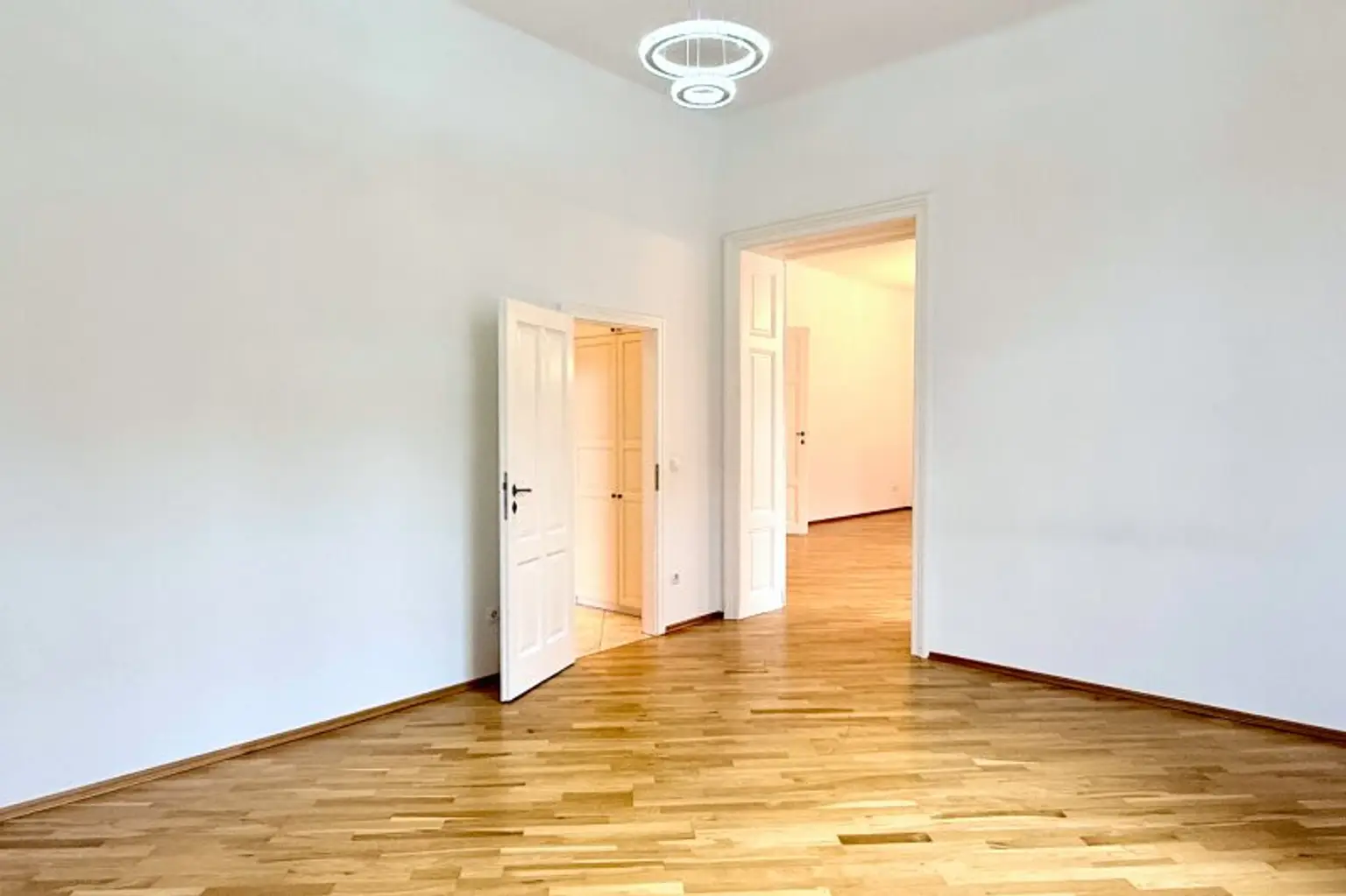 Großzügige Altbauwohnung im Zentrum von Pressbaum