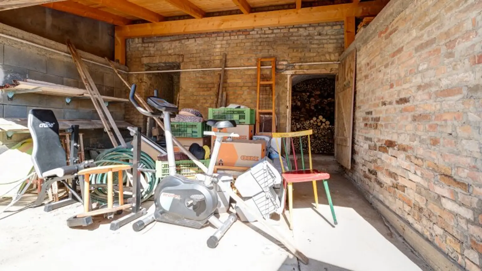 Nebengebäude + Holzlager