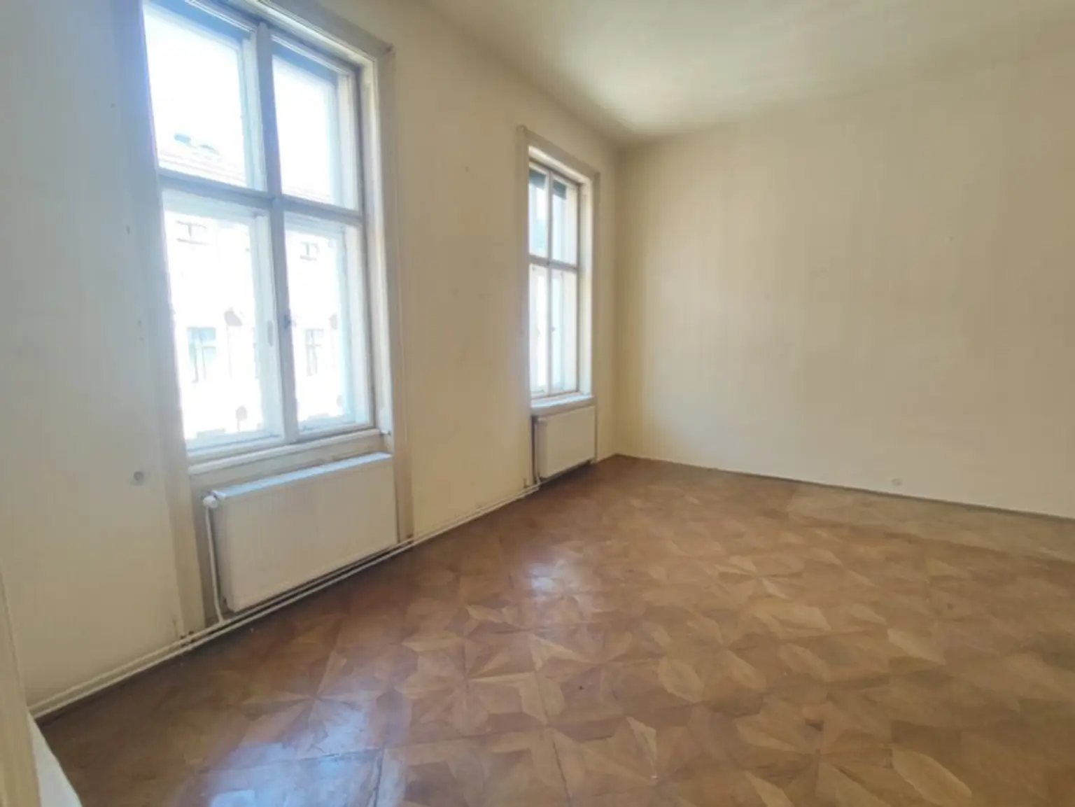 Hörlgasse! Großzügige Altbauwohnung zum selbst gestalten im 3. Liftstock in zentraler Citylage!
