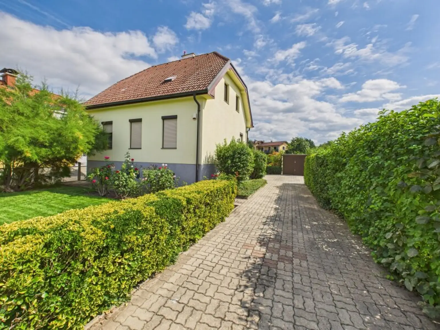 Traumhaus in Ternitz: 5 Zimmer, Garten, Pool & Garagen für nur 299.000 €!