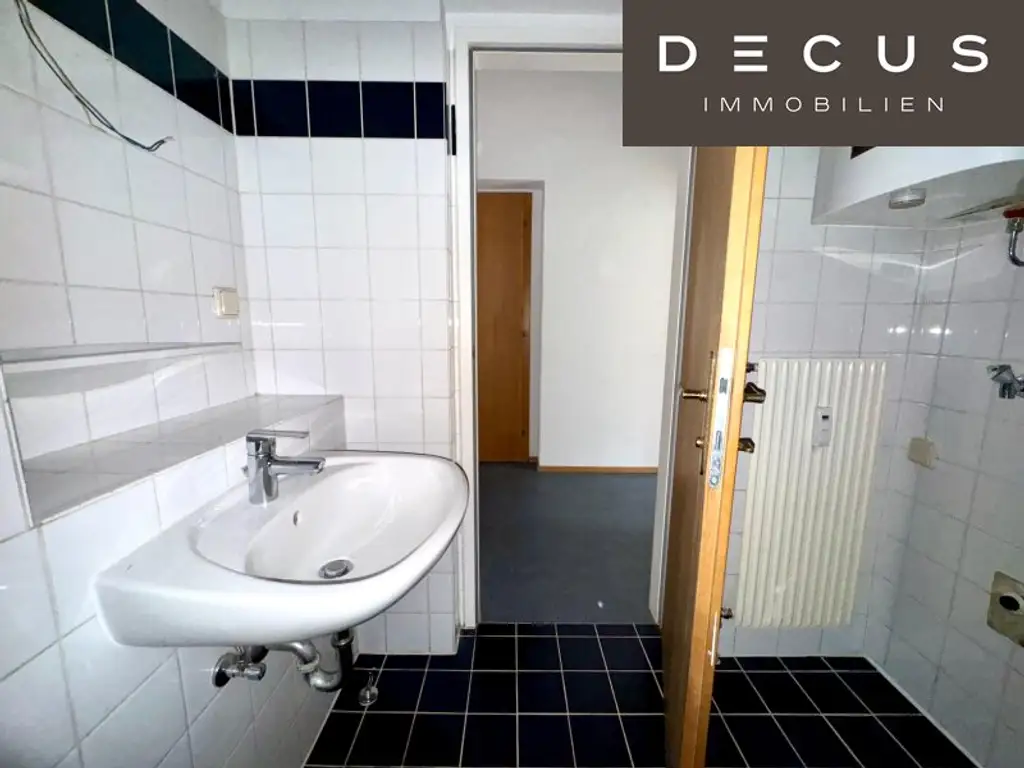 | CHARMANTE 2-ZIMMER-WOHNUNG MIT SONNIGEM BALKON | GRÜN- & SCHLOSSBERGBLICK | ca. 44,1m² | 2.OG | IDEALE LAGE