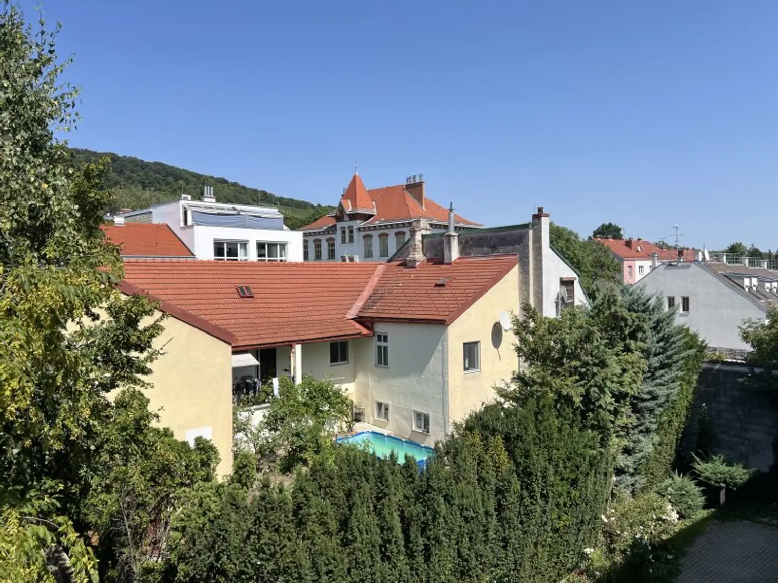 Familiengeeignetes Eckreihenhaus bei der Amerikanischen Schule:  5 Zimmer, und ein Gäste-Studio mit Bad,  Garten, Balkon, Garage, viel Platz und Ruhe!