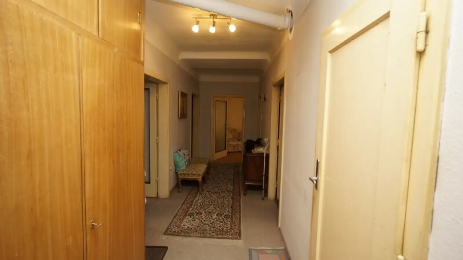 unbefristet vermietete 2 Zimmer + Kabinett Wohnung im fünften Liftstock im Eckhaus