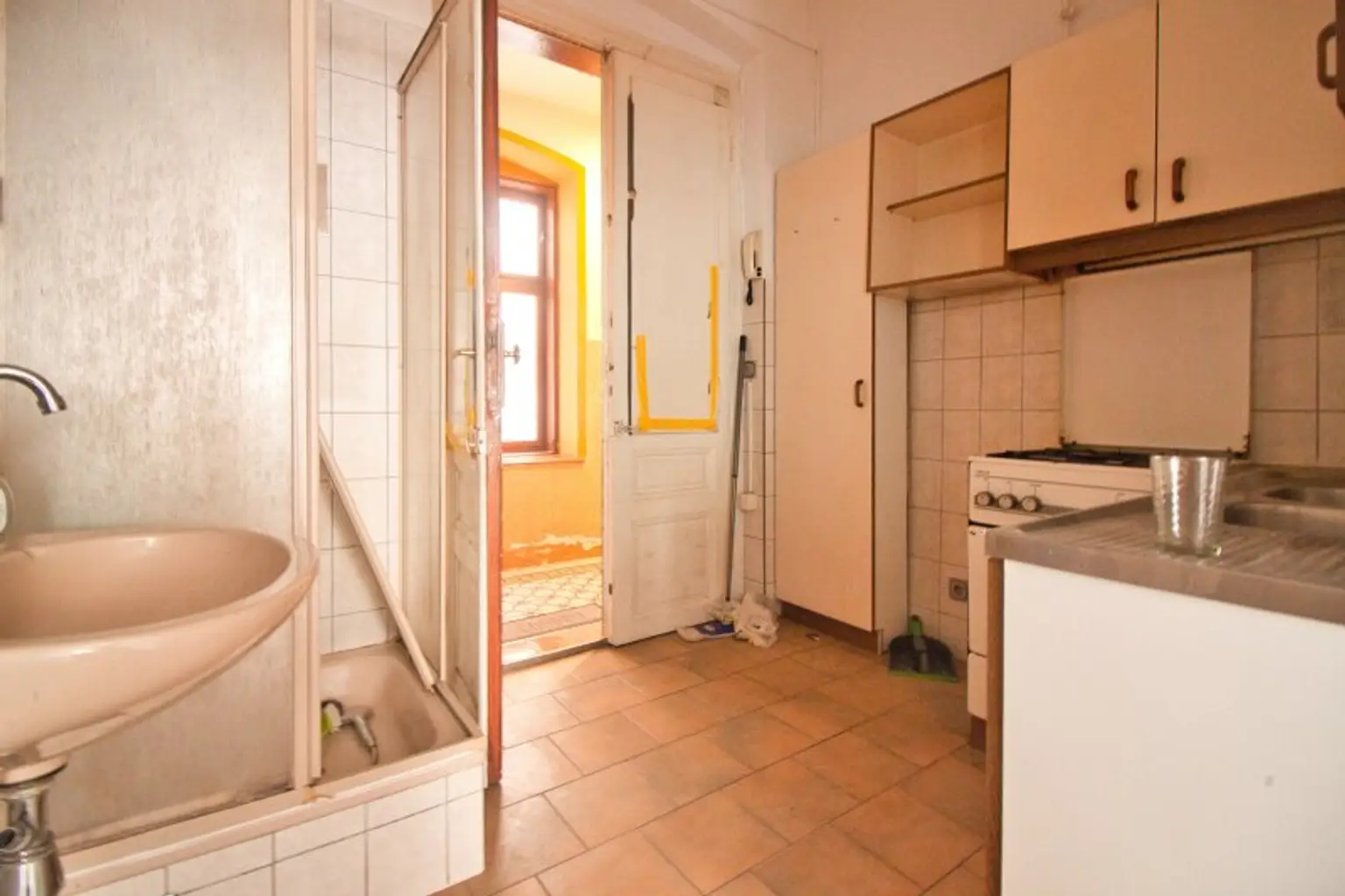 Kurzzeitvermietung möglich | Sanierungsbedürftige 1-Zimmer-Wohnung mit WC angrenzend | Hochparterre