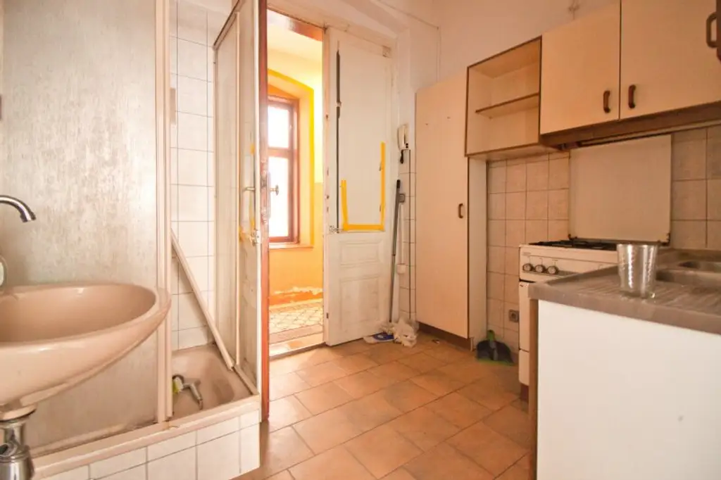 Kurzzeitvermietung möglich | Sanierungsbedürftige 1-Zimmer-Wohnung mit WC angrenzend | Hochparterre