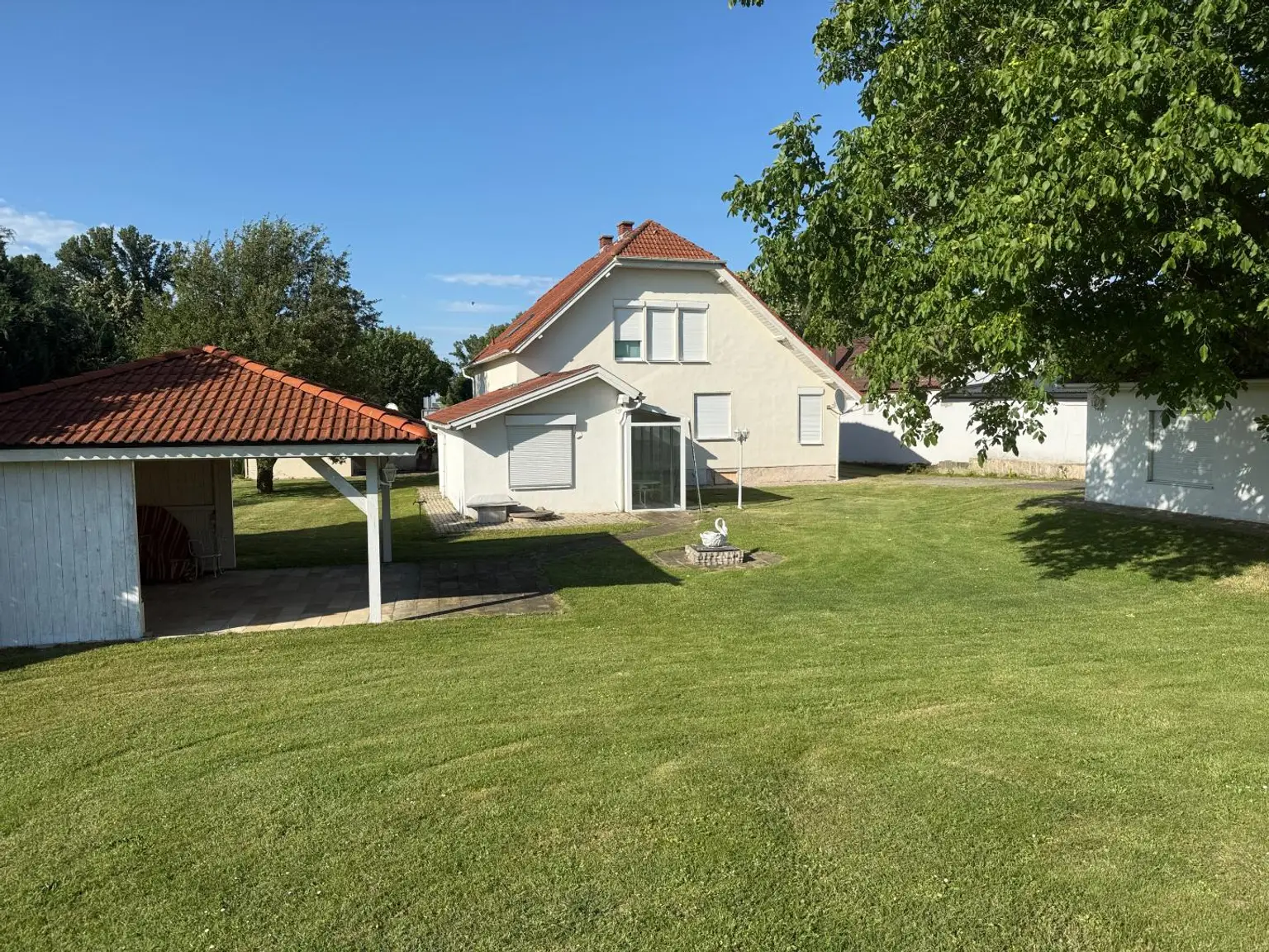 Villa mit Wintergarten und Nebengebäude