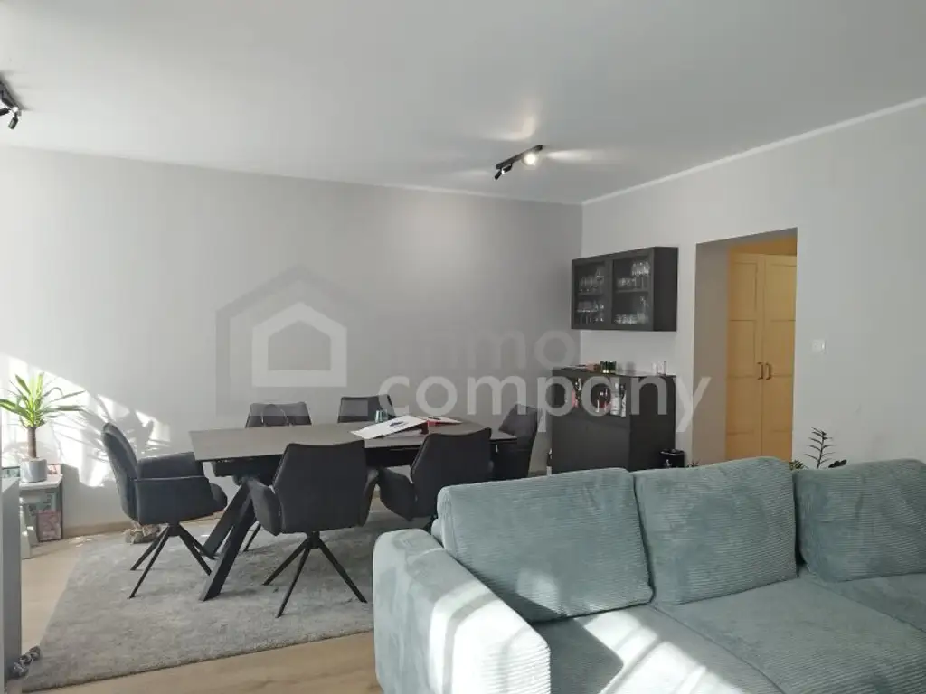 Familienwohnung mit 4 Zimmern im Zentrum mit großer Terrasse / eigene Garage - generalsaniert!