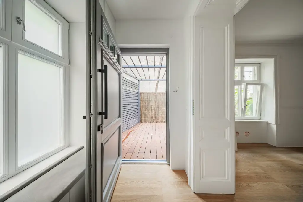 Exklusive Gartenwohnung am Rochusmarkt – Wohnen im spätbarocken Juwel