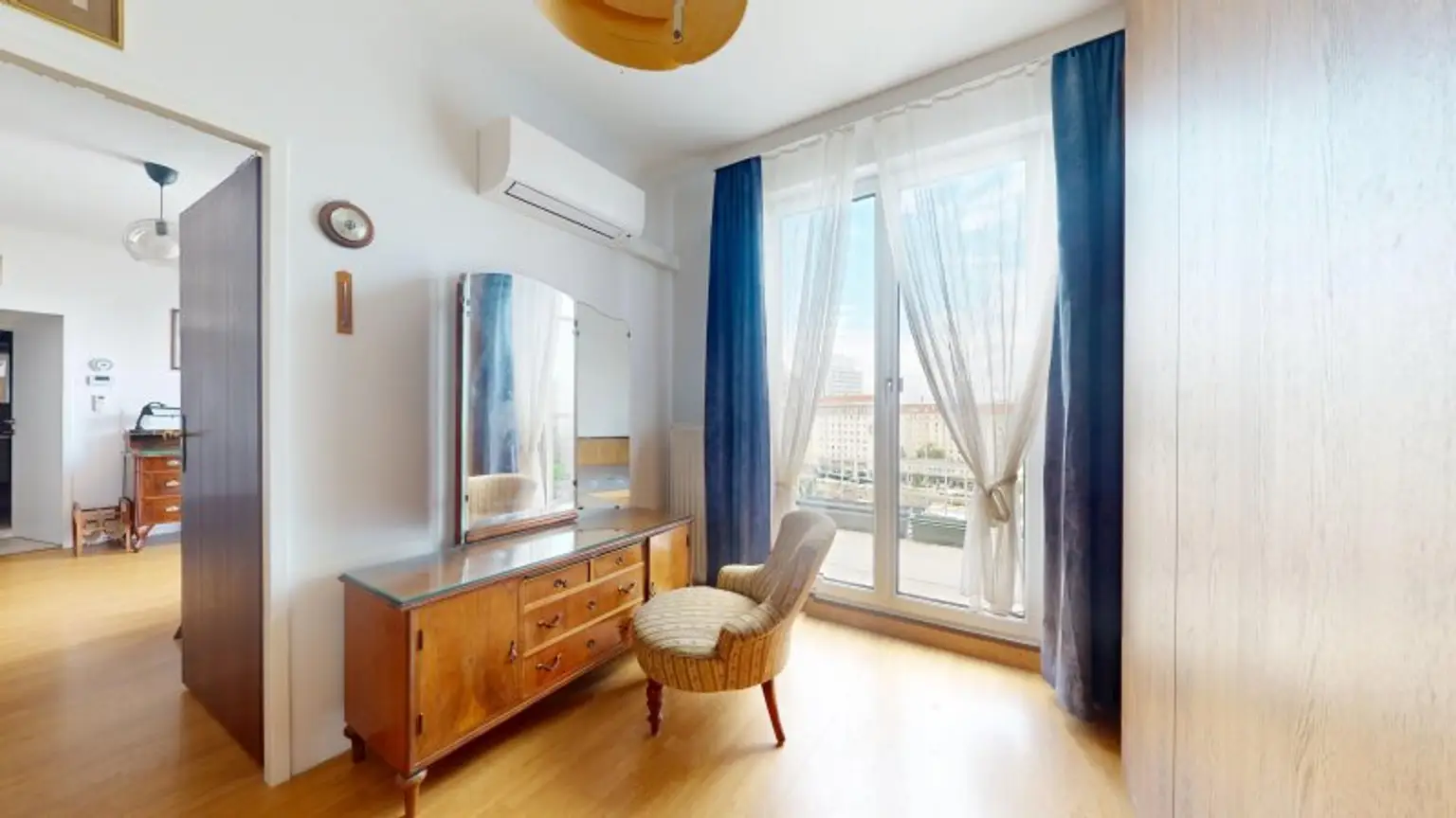 Dachgeschoßwohnung mit Terrasse und traumhaftem Fernblick - Klimaanlage!  City Apartment with a View - Air conditioning!