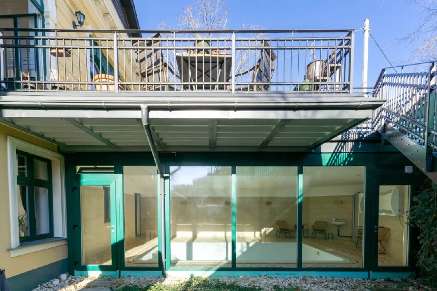 Poolbereich mit Ausgängen in den Garten