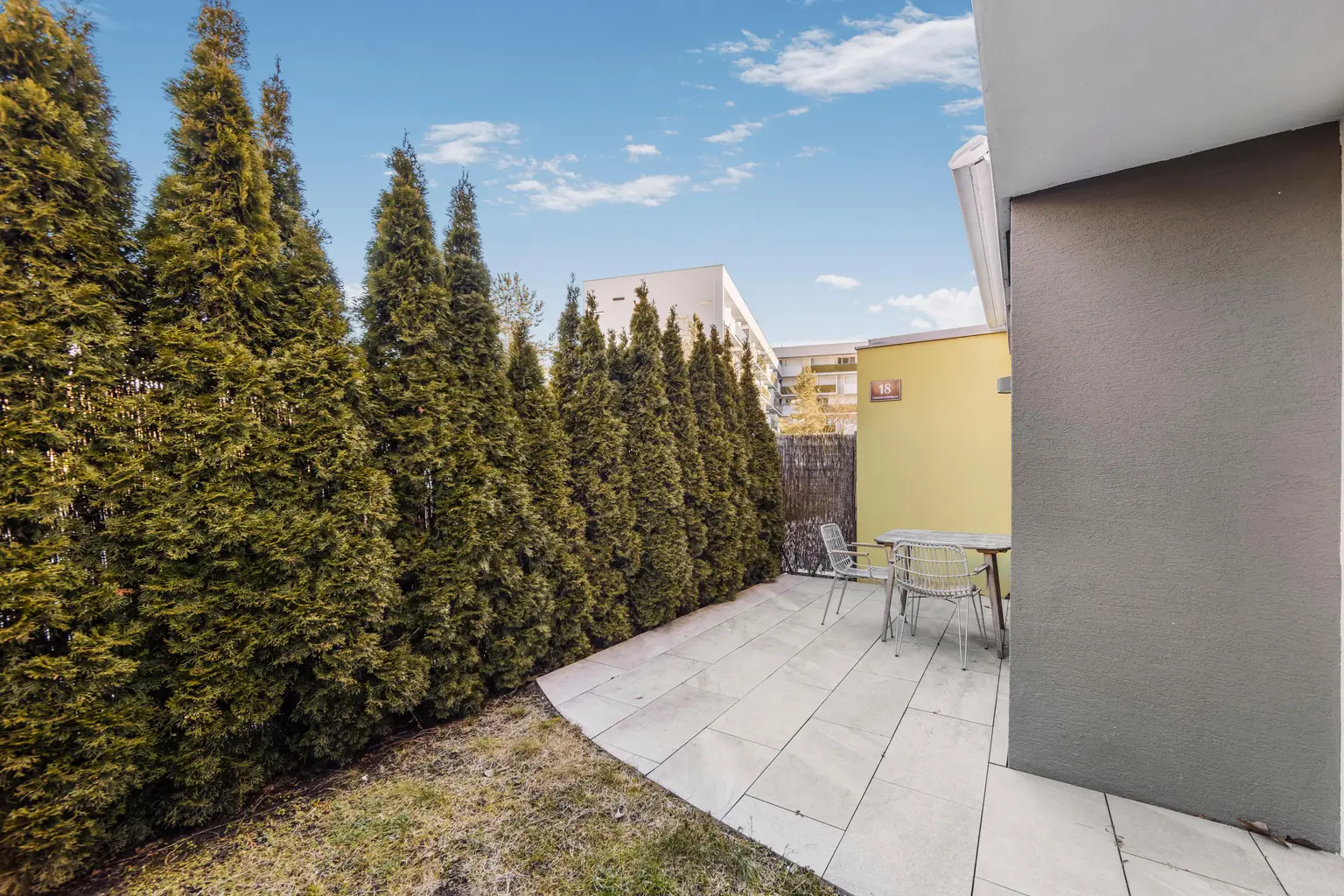 Terrasse mit Garten Bild 1.jpg