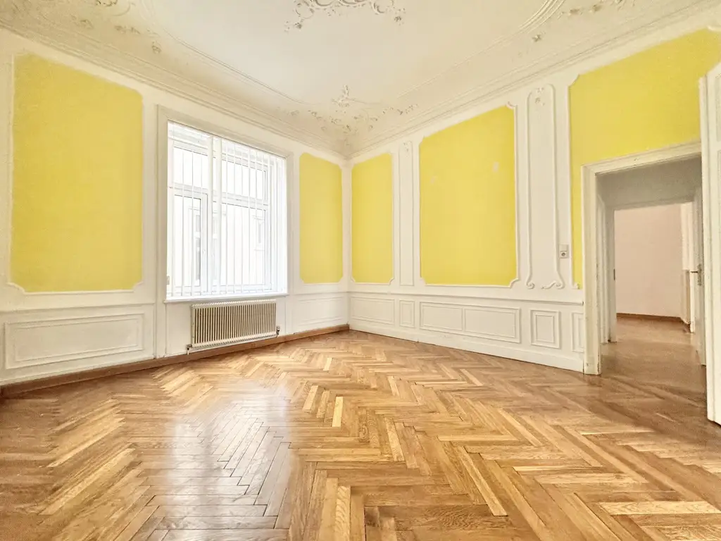 TOPLAGE NÄHE THERESIANUM | EXKLUSIVE, HELLE 5-ZIMMER | ALTBAU MIT GARTENSEITIGEM BALKON | U-BAHN-NÄHE