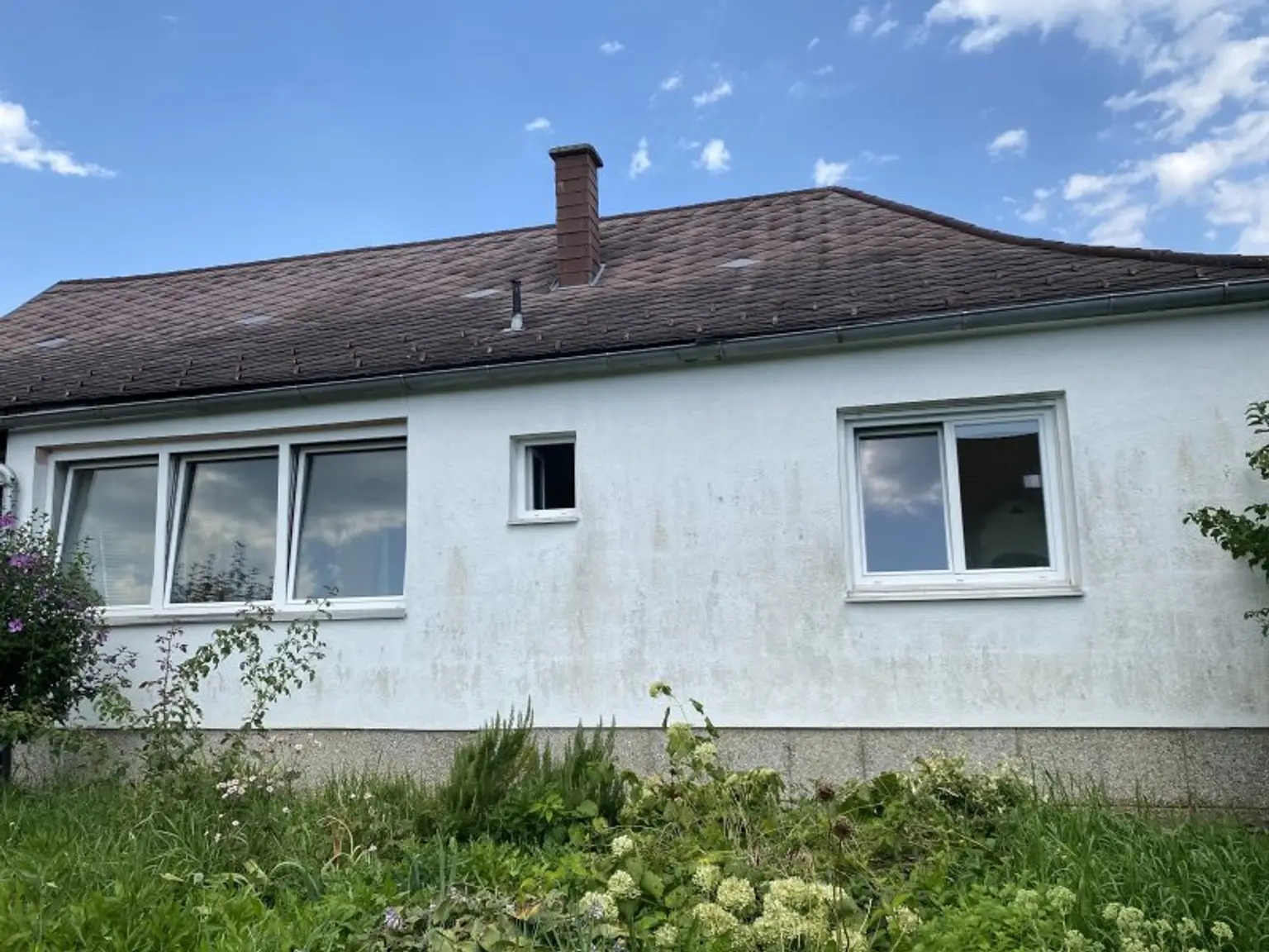 2 Häuser mit Nebengebäuden und Garten