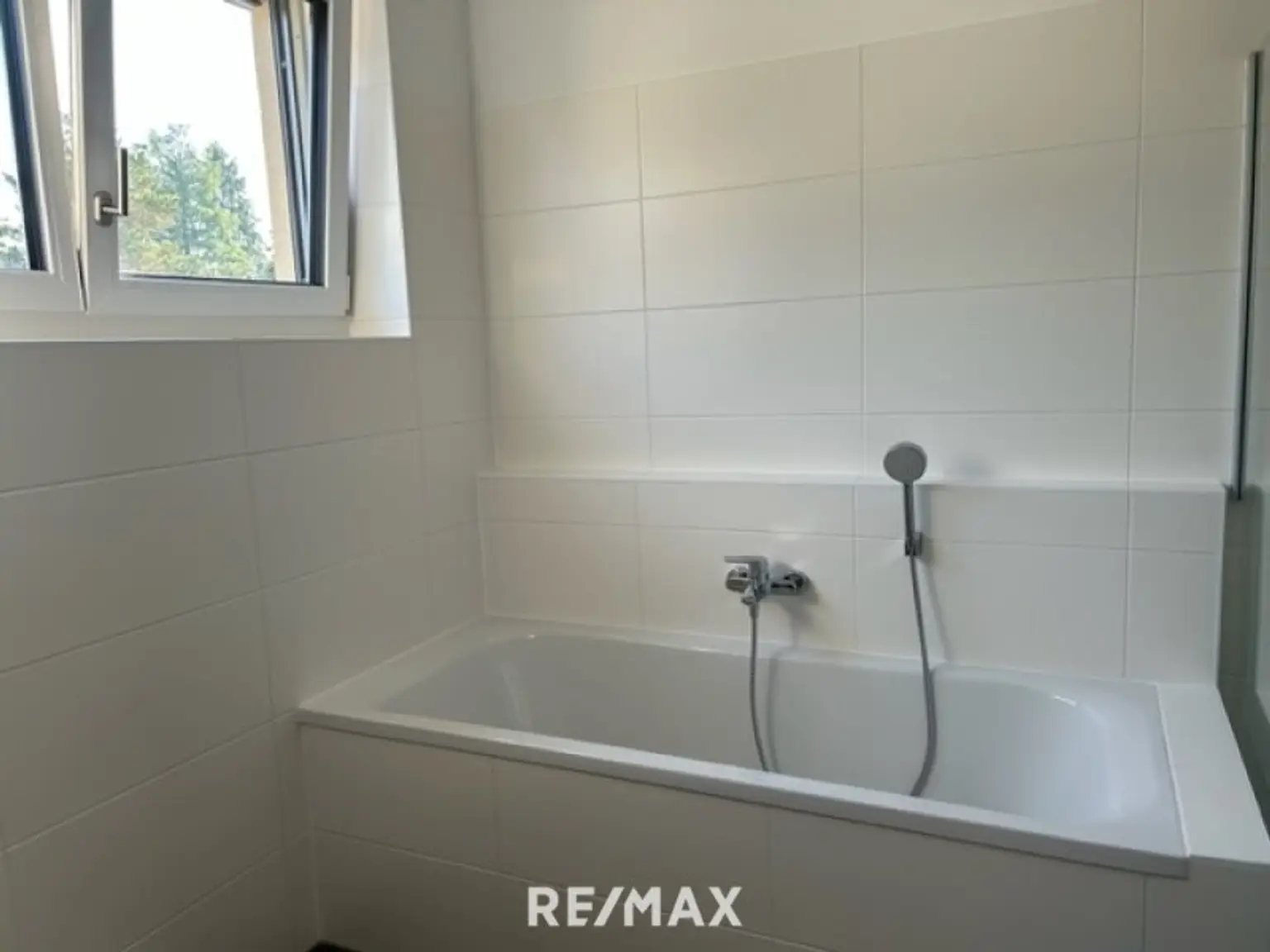 Bad mit Badewanne und Dusche