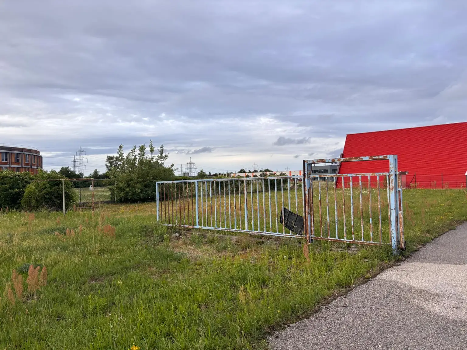 Grünfläche nahe der Autobahn - Möglichkeit für Lagerhalle, Lagerplatz, Werkstadt, etc. - dirket an der Autobahn