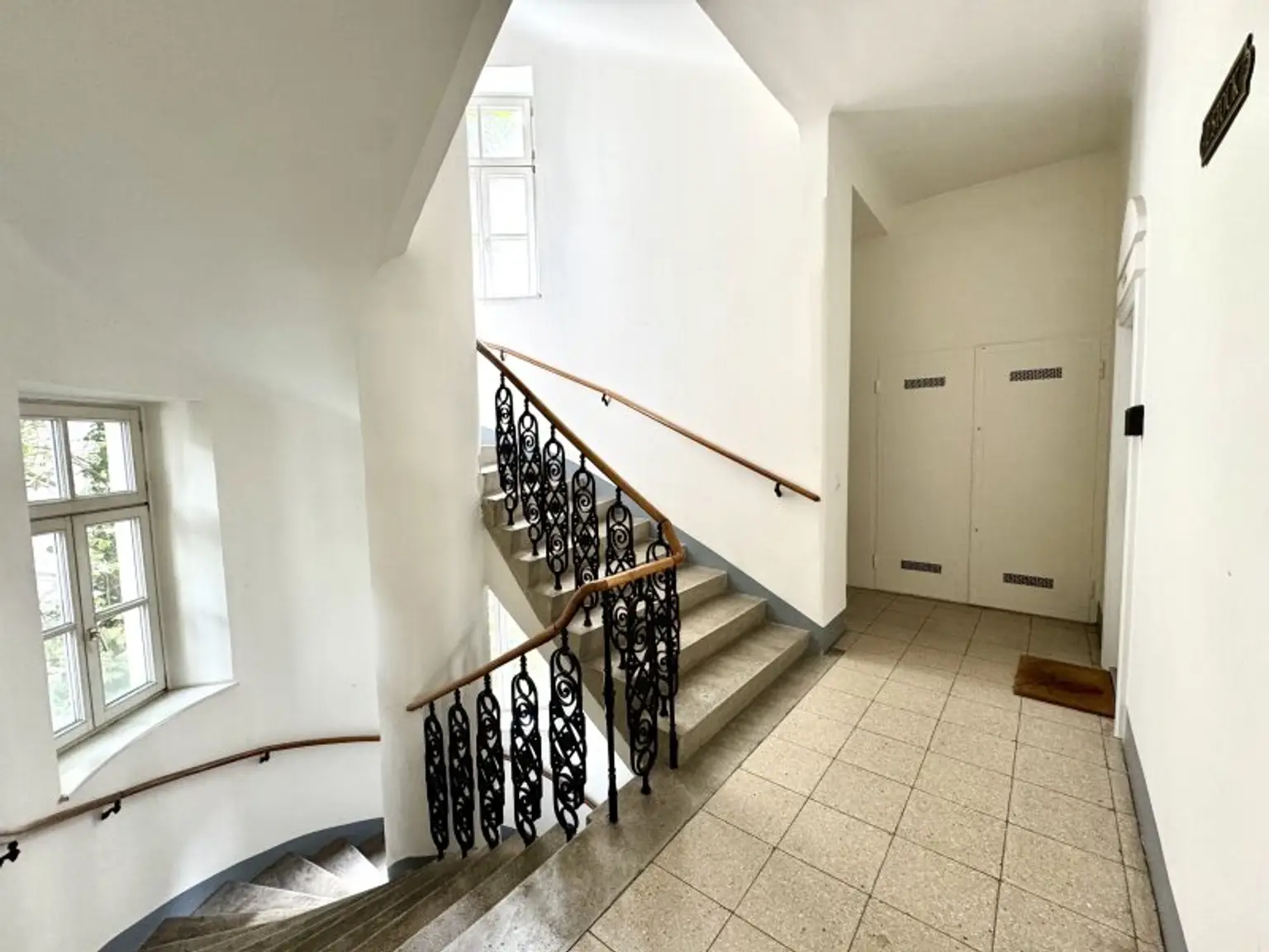 NEU! WG-Geeignete 3,5 Zimmerwohnung in wunderschönem Altbauzinshaus!
