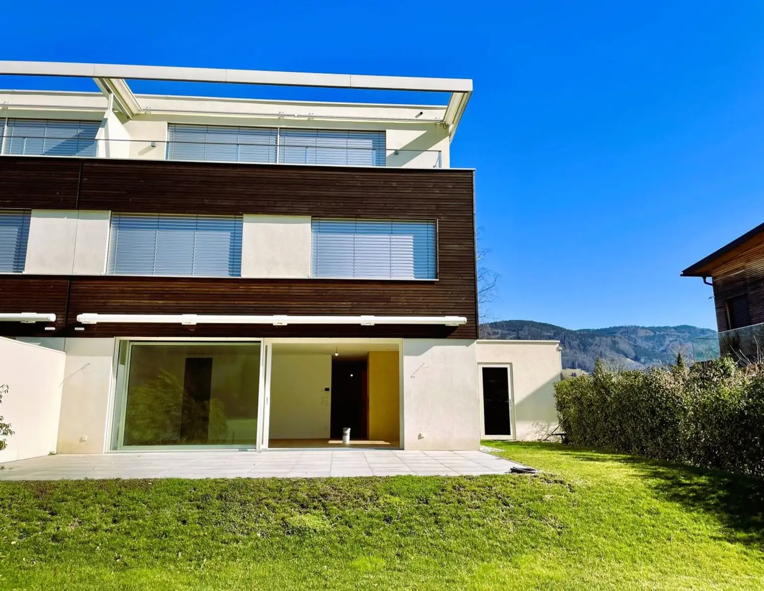 Luxus-Triplex-Townhouse am Mondsee mit Seegrund: Neubau Erstbezug mit 6,5 Zimmern, Lift, Garten und Terrassen