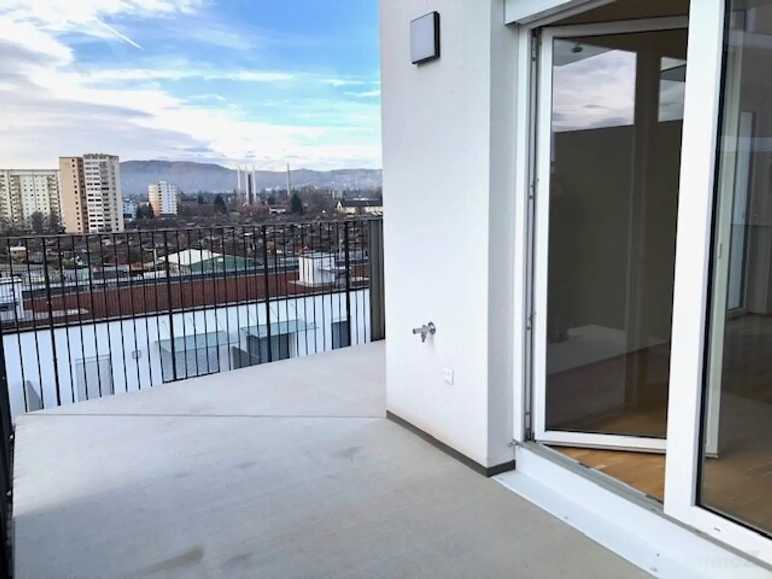 2 Ausgänge auf die 23 m² Terrasse (SW-Ausrichtung)