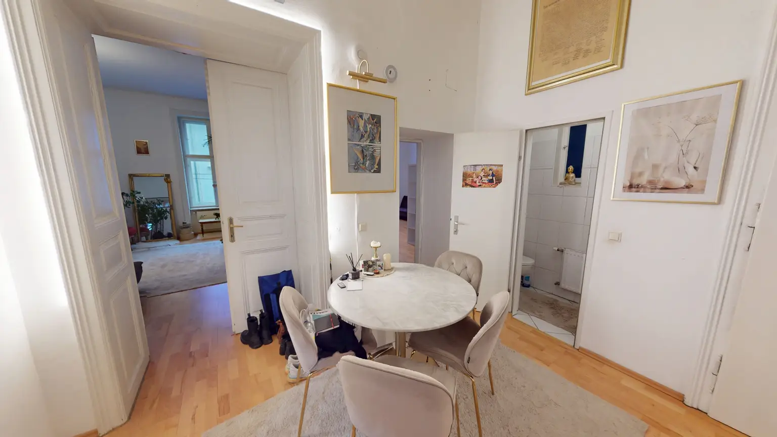 Ruhig gelegene Wohnung im repräsentativen Jahrhundertwendehaus