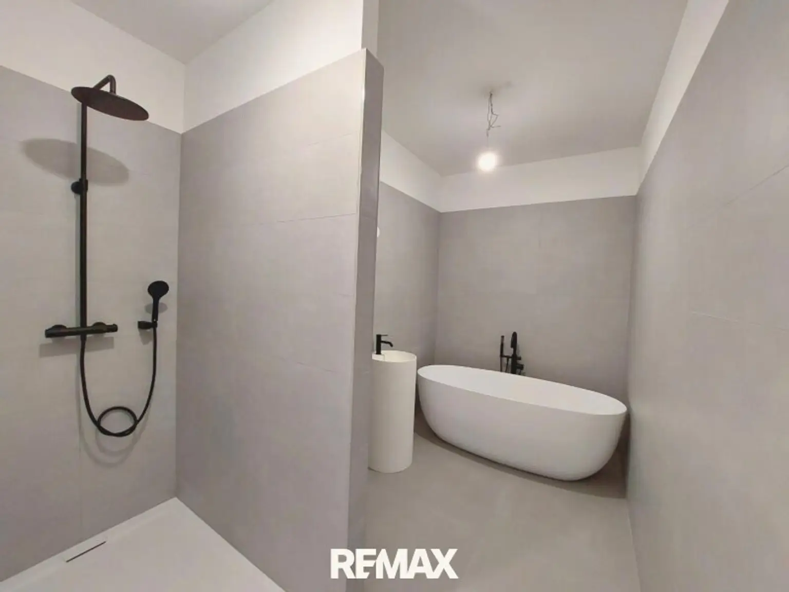 Badezimmer mit Badewanne und Dusche