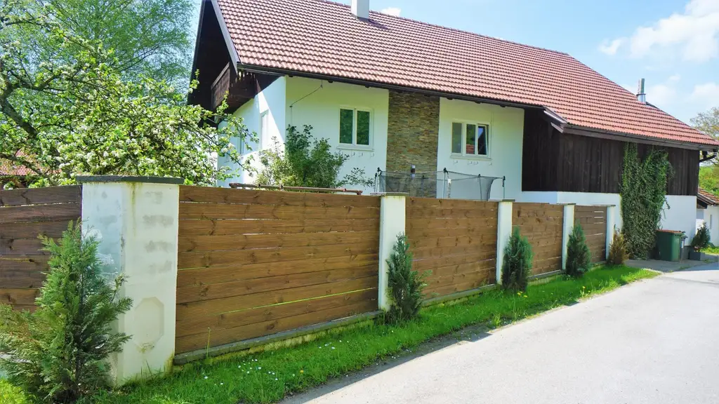 Bauernhaus mit Nebengebäude und Feldern in Durchham